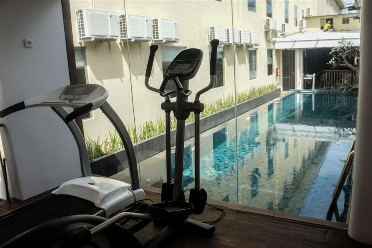 Favor Hotel Makassar City Center By Life Exterior photo