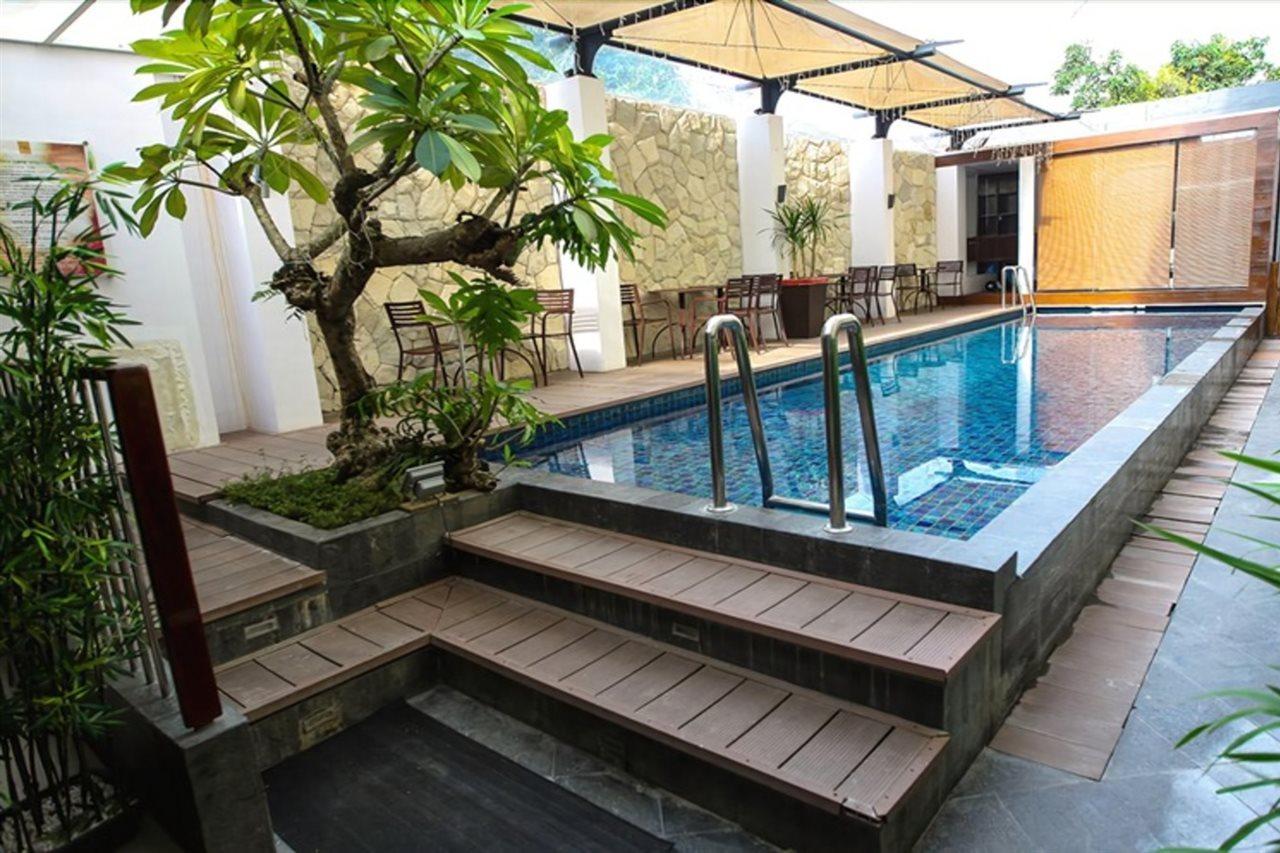 Favor Hotel Makassar City Center By Life Exterior photo