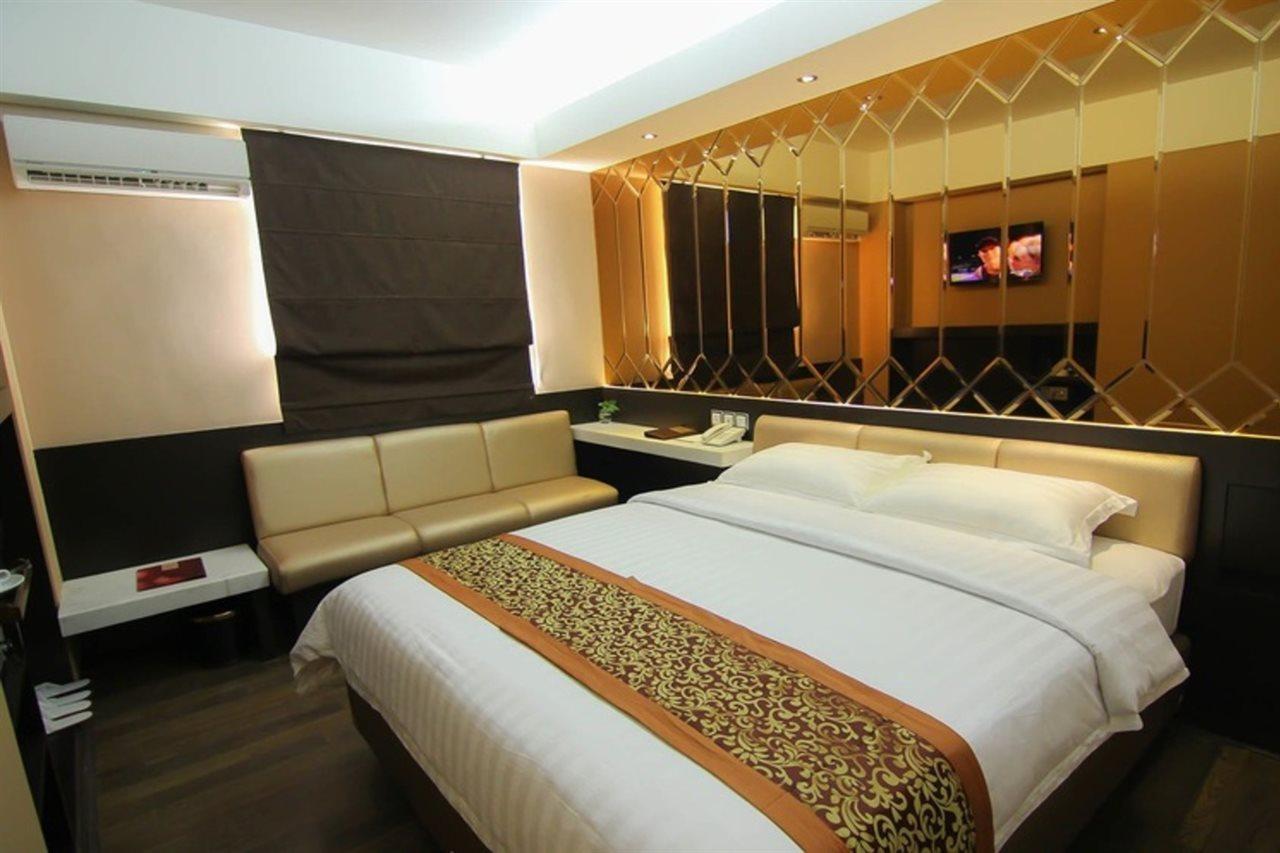 Favor Hotel Makassar City Center By Life Exterior photo