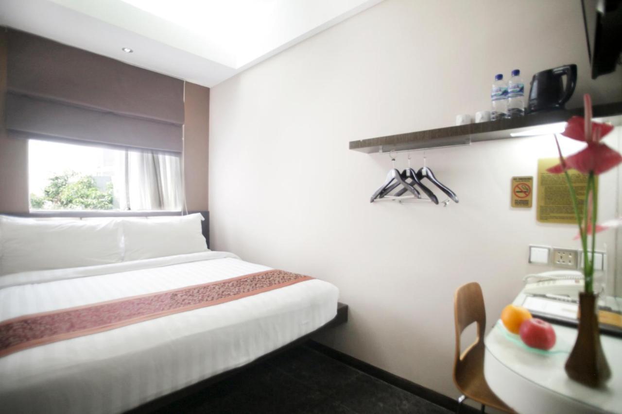 Favor Hotel Makassar City Center By Life Exterior photo