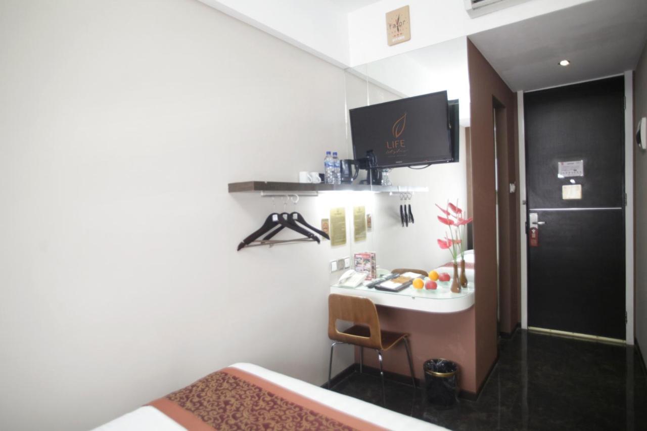 Favor Hotel Makassar City Center By Life Exterior photo