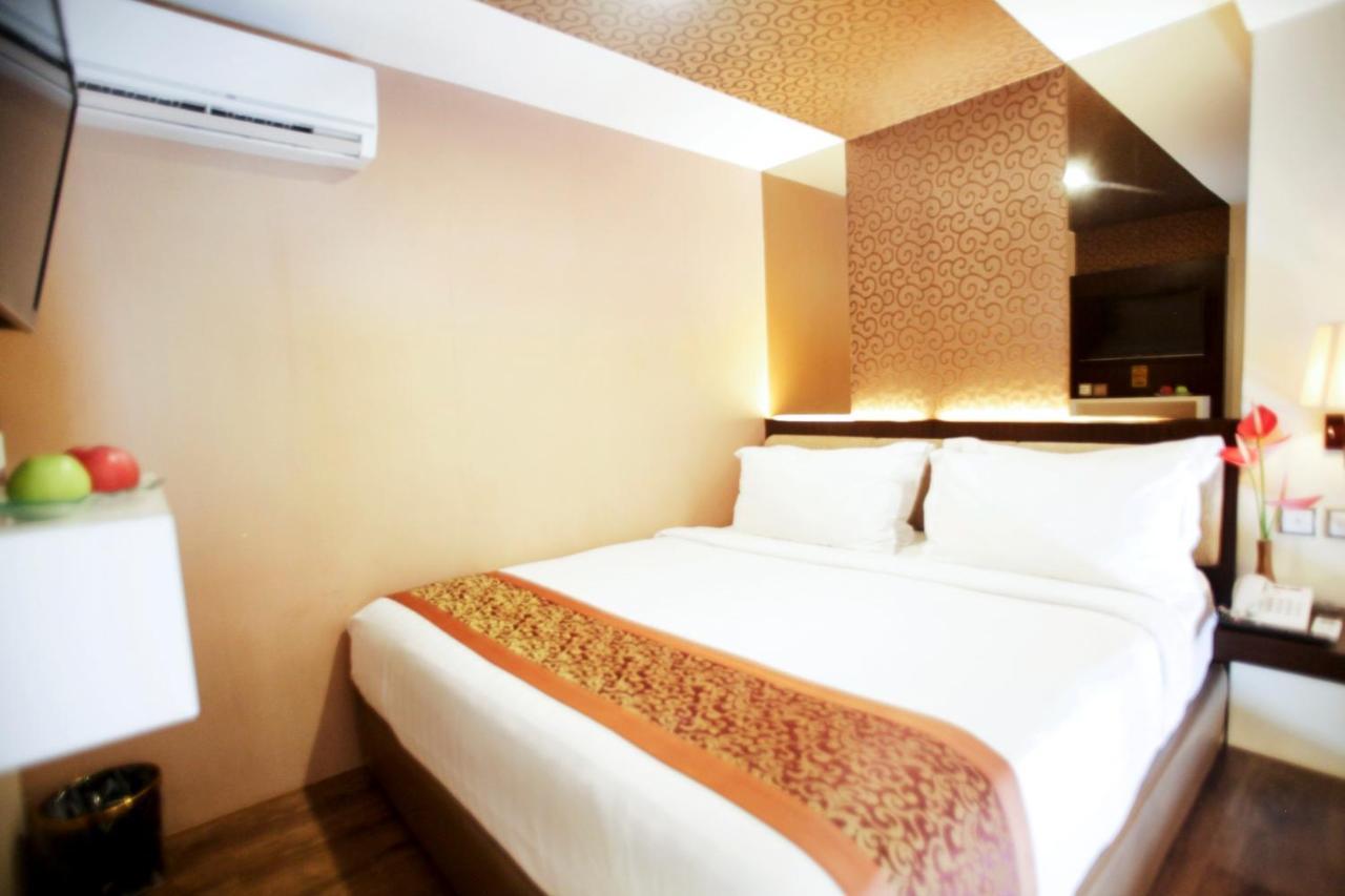 Favor Hotel Makassar City Center By Life Exterior photo