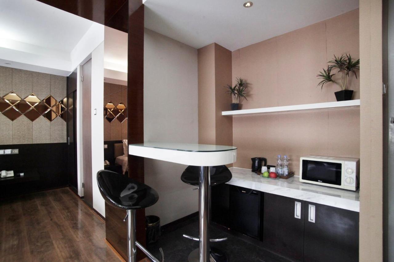 Favor Hotel Makassar City Center By Life Exterior photo