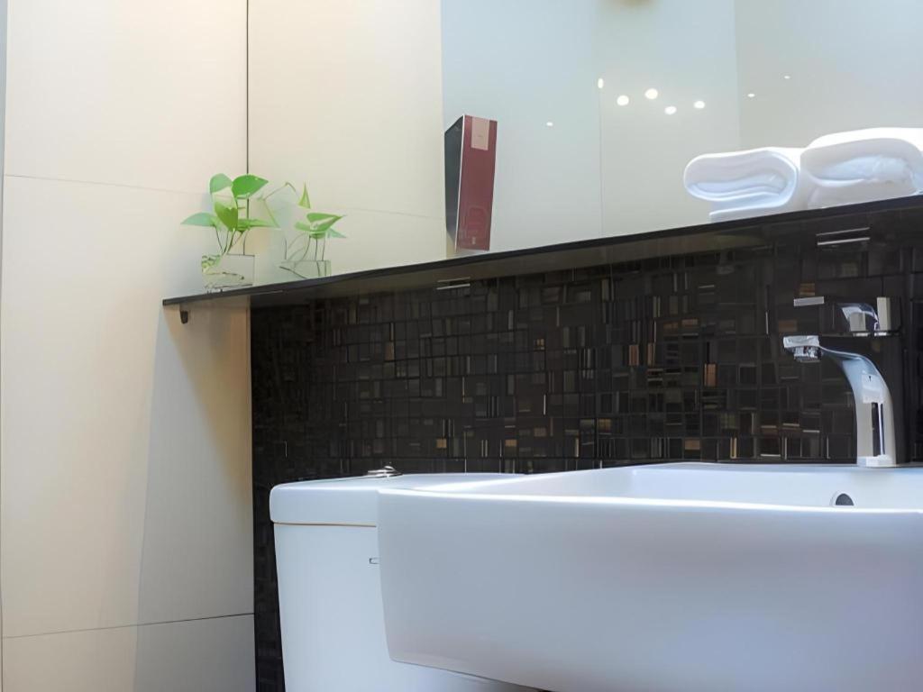Favor Hotel Makassar City Center By Life Exterior photo
