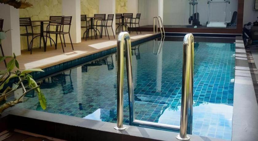 Favor Hotel Makassar City Center By Life Exterior photo