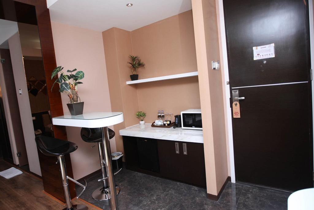 Favor Hotel Makassar City Center By Life Exterior photo