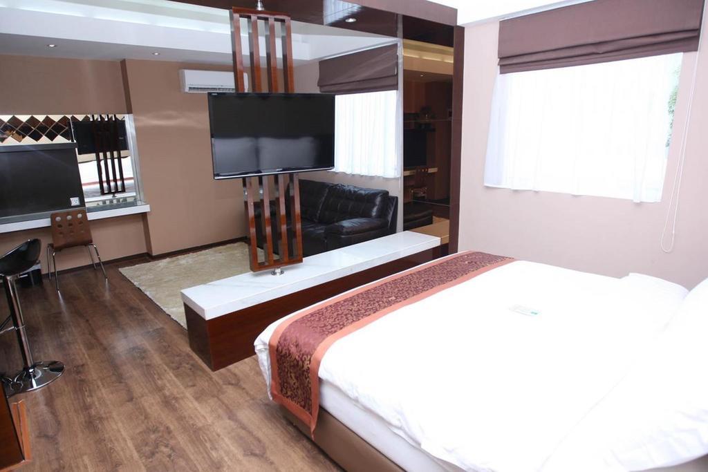 Favor Hotel Makassar City Center By Life Exterior photo