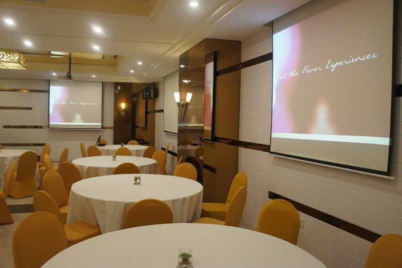 Favor Hotel Makassar City Center By Life Exterior photo