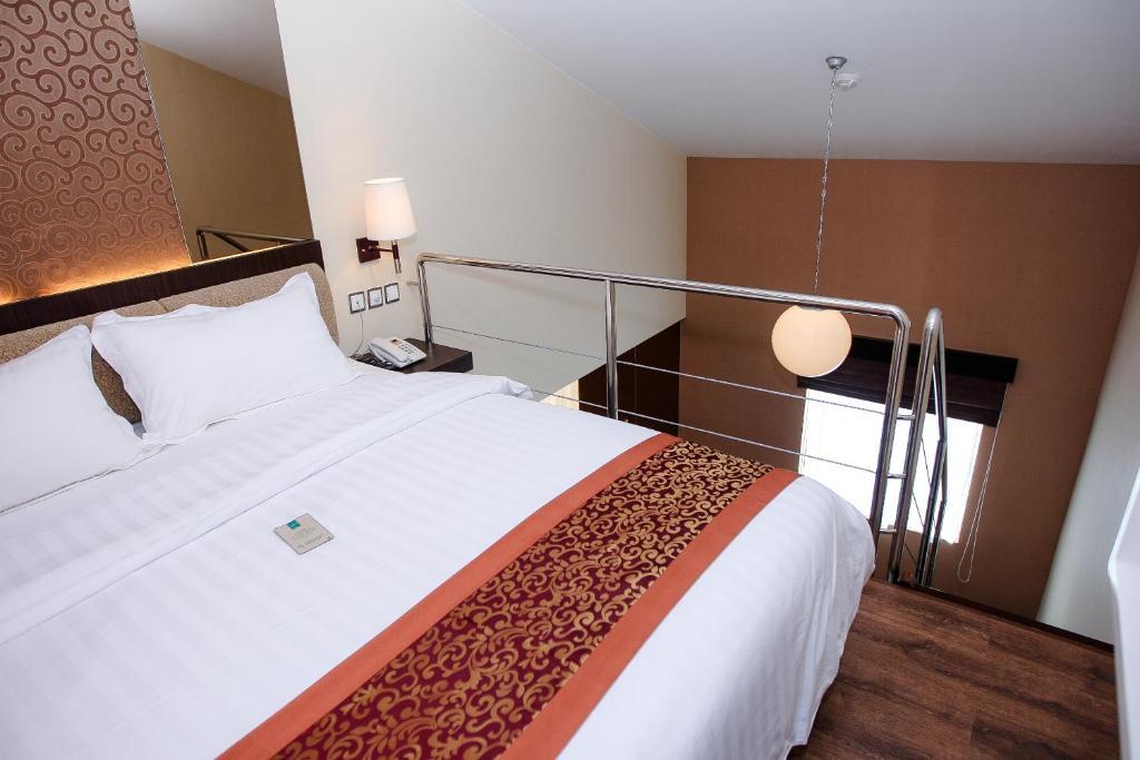 Favor Hotel Makassar City Center By Life Room photo