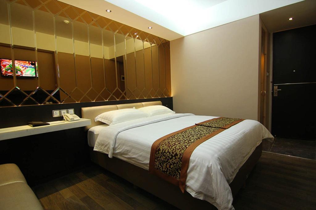 Favor Hotel Makassar City Center By Life Room photo