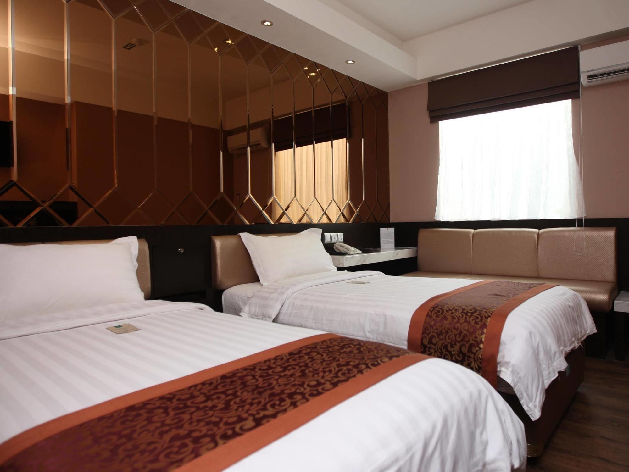 Favor Hotel Makassar City Center By Life Exterior photo
