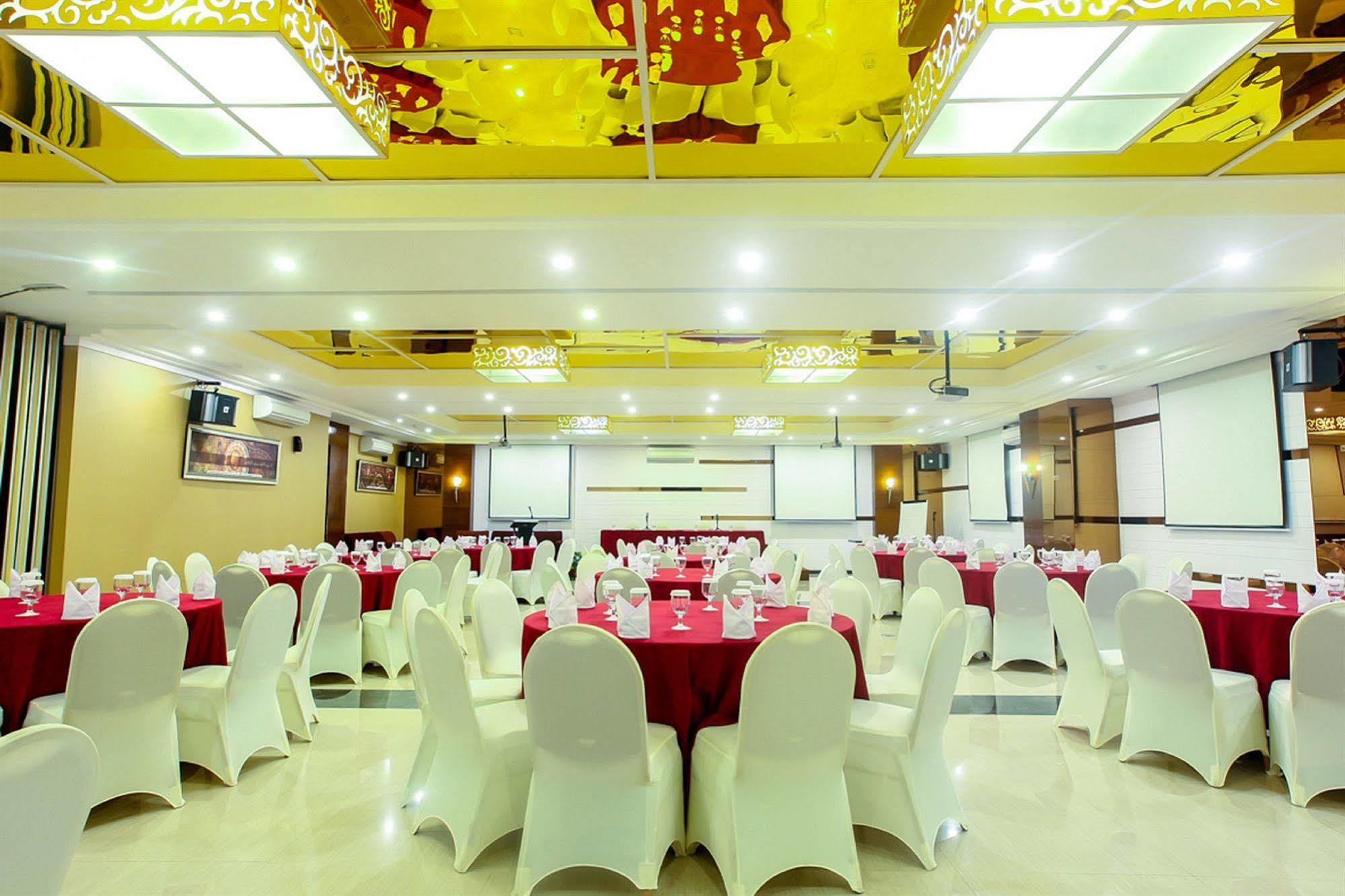 Favor Hotel Makassar City Center By Life Exterior photo