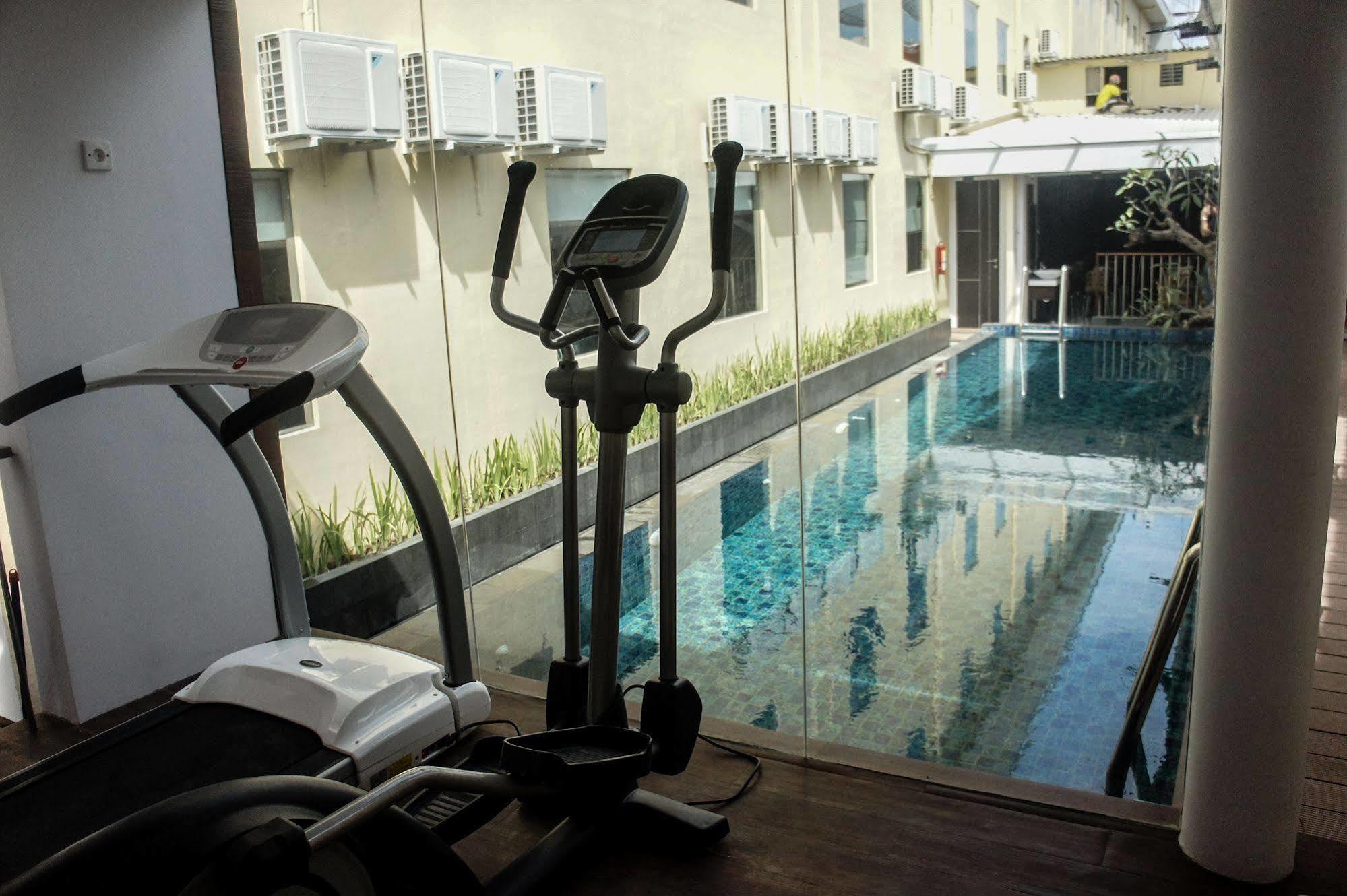 Favor Hotel Makassar City Center By Life Exterior photo