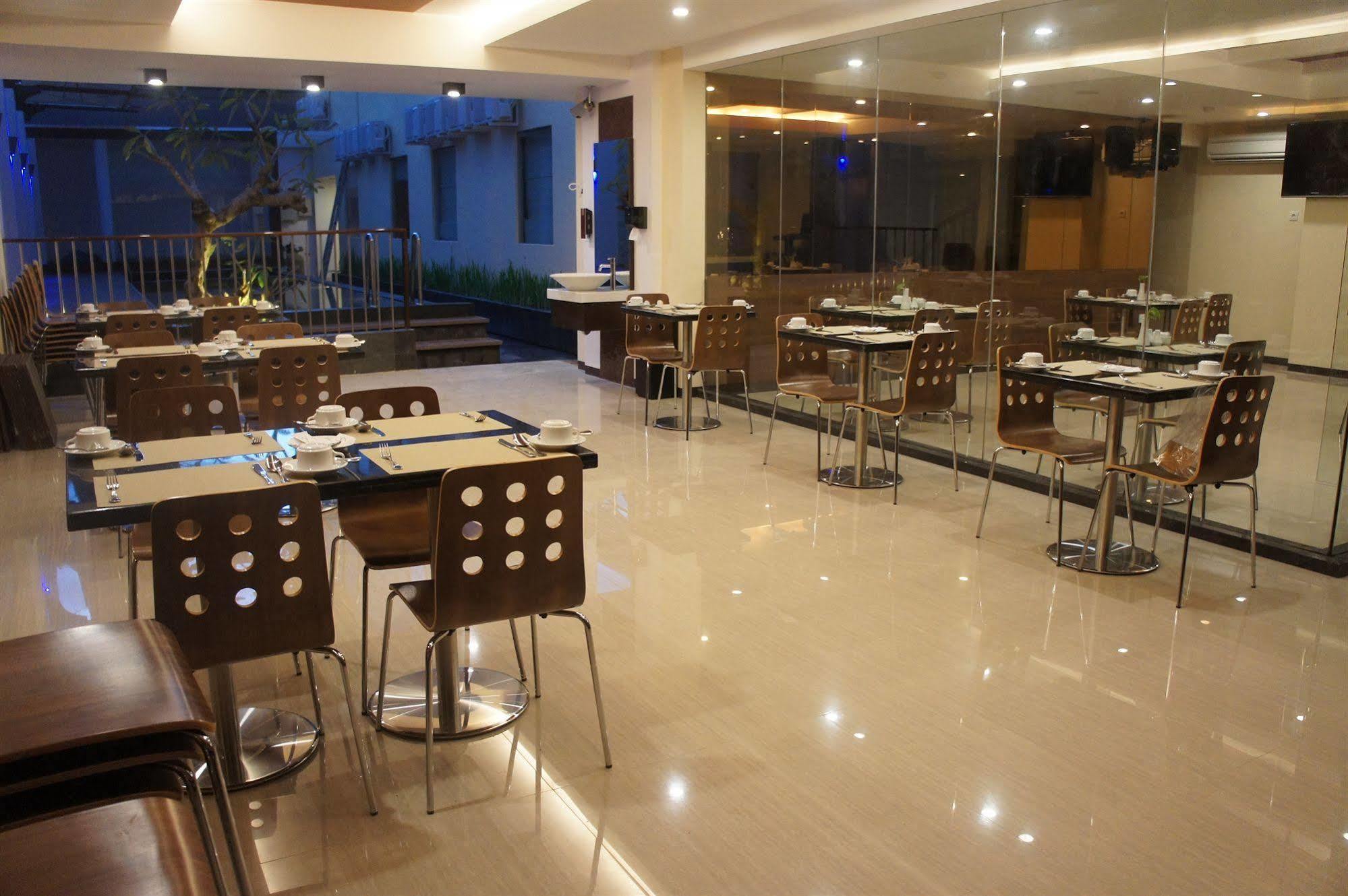Favor Hotel Makassar City Center By Life Exterior photo